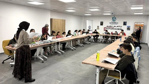 İlkokul Öğrencilerinden Elektronik Atıklardan Tablo Çalışması