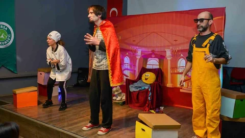 Bursa'da Çocukların Tiyatro Keyfi