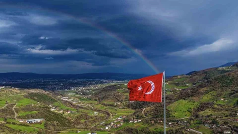 Kocaeli'de Gökkuşağı ve Türk Bayrağı Görüntülendi