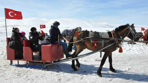 Kars Çıldır Gölü’nde Atlı Kızak Safari Keyfi