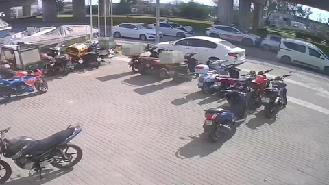 Antalya'da Jandarma Aracına Çarpan Sürücüler Kaçtı