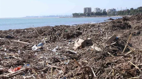 Mersin'de Selden Sonra Temizlik Çalışmaları Başladı