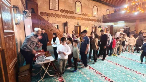 Manisa'da Teravih Sonrası Çocuklara Hediye Dağıtımı