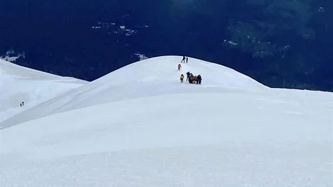 Uludağ'da Donmuş Bayrak Değiştirildi
