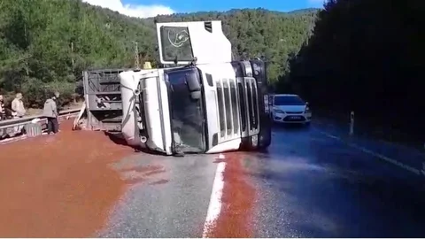 Antalya'da Tır Devrildi