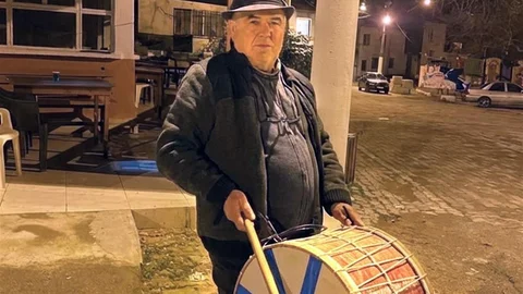 Balıkesir'de Şapkalı Muhtarın Davul Performansı