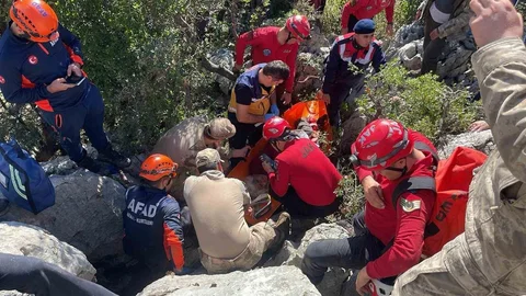 Keçi Peşinde Kaya Yarığına Sıkıştı
