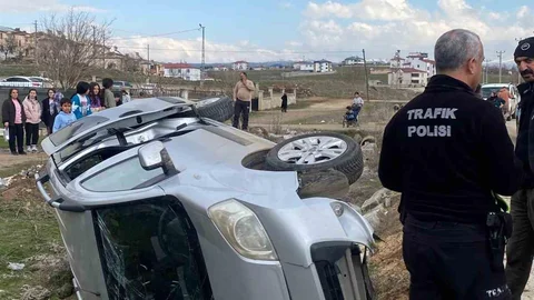 Elazığ'da Hafif Ticari Araç Devrildi