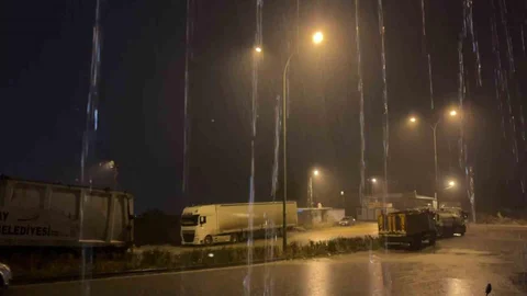 Hatay'da Kuvvetli Yağış Etkili Oluyor