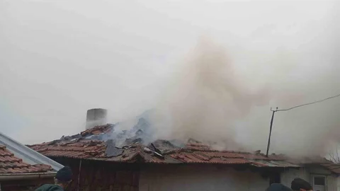 Sındırgı'da İki Ev Yanarak Zarar Gördü