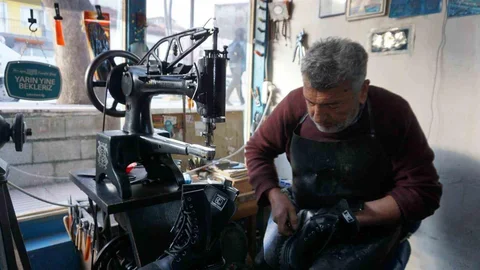 Burdur'da Ayakkabı Tamirciliği Geleneği Sürüyor