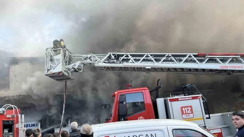 İzmir'de Yedek Parça Dükkanında Yangın