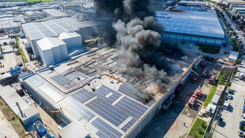 Manisa'daki Oyuncak Fabrikasında Yangın Çıktı