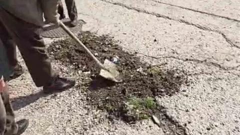 Ankara'da Yol Onaran Vatandaşlar