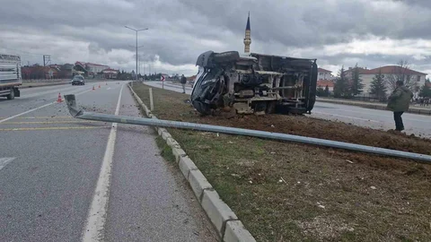 Çorum'da Devrilen Kamyonette Üç Kişi Yaralandı