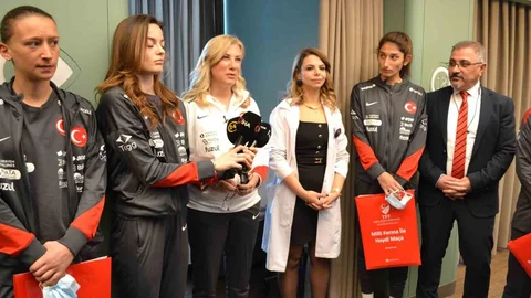 A Milli Kadın Futbol Takımı'ndan Moral Ziyareti