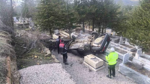 Yozgat'ta Mezarlığa Uçan Otomobil Kazası