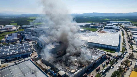 Akhisar'da Fabrika Yangını Devam Ediyor
