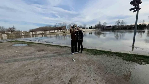 Edirne'de Nehir Kenarına Akın Var