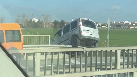 Lüleburgaz'da Hafif Ticari Araç Bariyerlere Çıktı