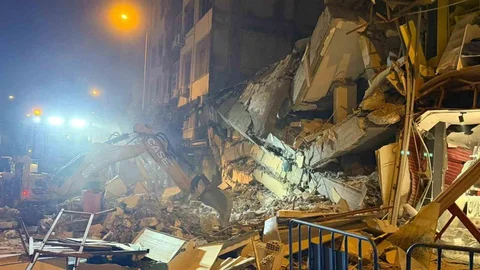 Hatay'da Yıkımda Çöken Bina