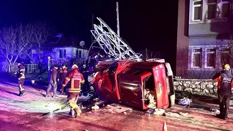 Amasya'da Kamyonet Elektrik Direğine Çarptı