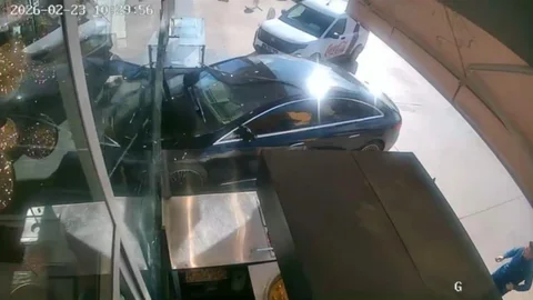 Sürücüsünün kontrolünü kaybettiği otomobil pastaneye girdi