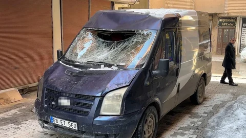 Hakkari'de Minibüse Kar Kütlesi Düştü