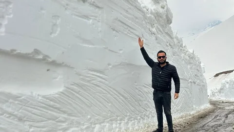 Şemdinli'de Kar Tünelleri Açılıyor