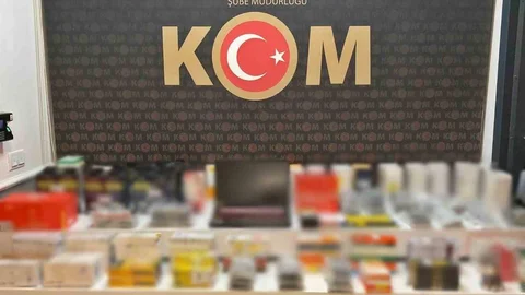 Afyonkarahisar'da Kaçak Telefon Malzemeleri Ele Geçirildi