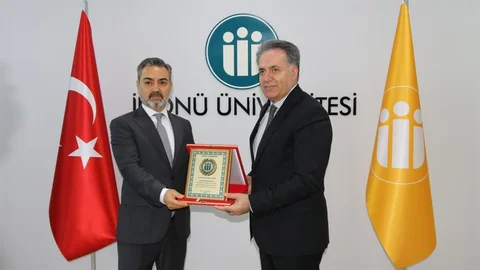Prof. Dr. Orhan Yazıcı'ya Plaket Verildi