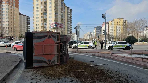 Kayseri'de Kamyonet Yan Yattı