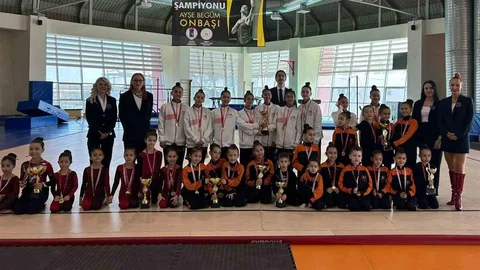 Minik Cimnastikçilerden Özay Gönlüm’e Anma Etkinliği