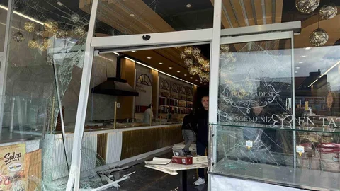 Ankara'da Otomobil Dükkanın İçine Girdi