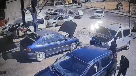 Mardin'de Park Halindeki Araç Anayola Çıktı