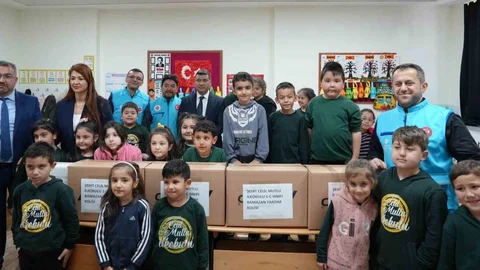 Mersin'de Minik Öğrencilerden Yardım Paketi Desteği