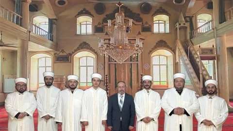 Salihli’de Din Görevlileri Cübbe Giydi