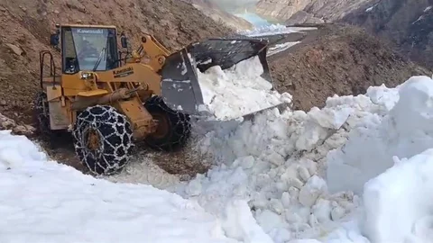 Bingöl'de Zorlu Yol Çalışmaları