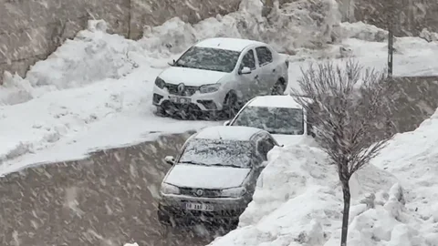 Yüksekova'da Kar Yağışı Etkili Oluyor