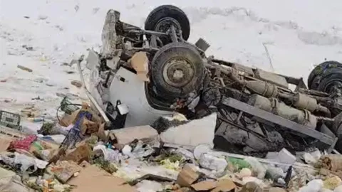 Yüksekova’da Kamyonet Kaza Yaptı