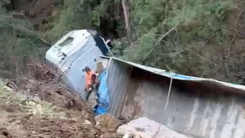 Milas’ta Tır Devrildi, Bir Kişi Yaralandı