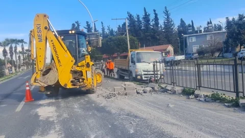 Tarsus'ta Kamyondan Yola Dökülen Briket Molozları Büyükşehir Ekipleri Temizledi