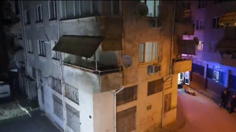 Gemlik'te Hasarlı Apartman Tahliye Edildi