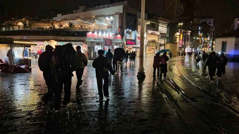İstanbul'da Sağanak Yağış Etkili Oluyor