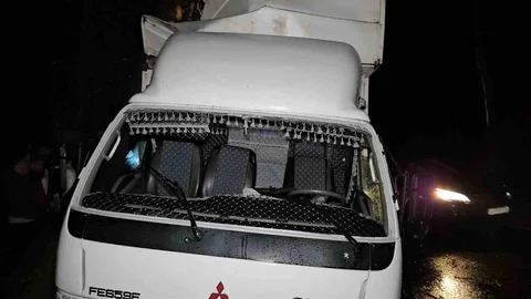 Sarıyer'de Kamyonet Ağaçla Çarpıştı