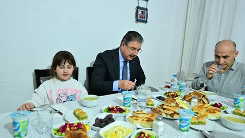 Eskişehir'de Vali Yılmaz İftarda Vatandaşın Evinde