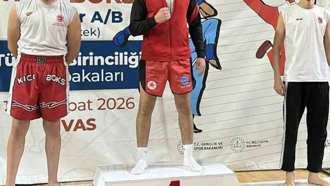 Liseli Kick Boks Sporcusu Şampiyonluk Elde Etti