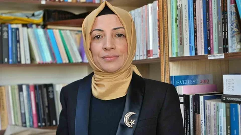 Üniversitede Başörtüsüyle Özgürlüğü Buldu