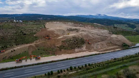 Heyelan Nedeniyle Otoyolda Çalışmalar Sürüyor