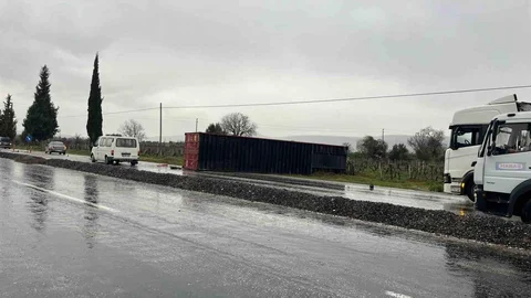 Denizli'de TIR Dorsesi Yola Savruldu